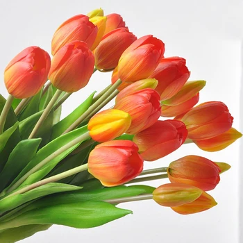 Имитация букета тюльпанов, держание цветов в руках, фотографирование и имитация цветочных украшений